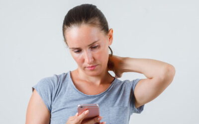 ¿Qué es el Síndrome Text Neck? Todo lo que necesitas sobre esta patología moderna