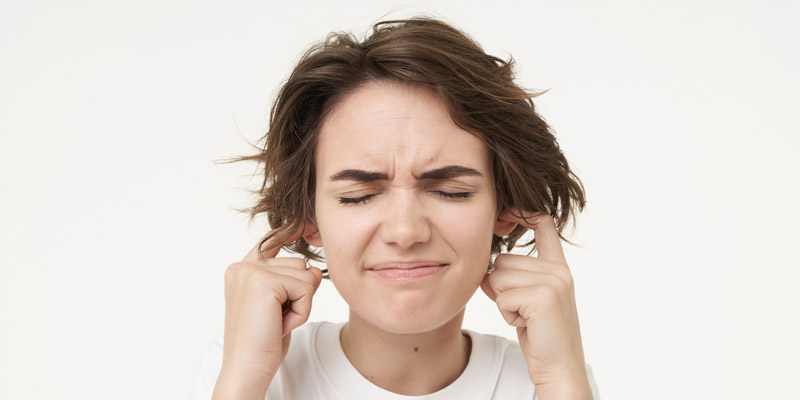 Acúfenos, tinnitus y sensación de taponamiento en el oído: cómo tratarlo con fisioterapia